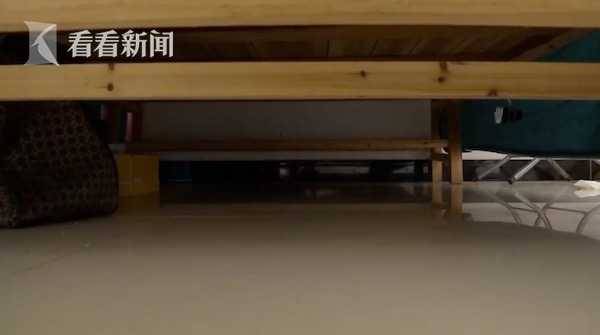 深夜床底钻出生疏男人 女子大惊细心一看竟是..