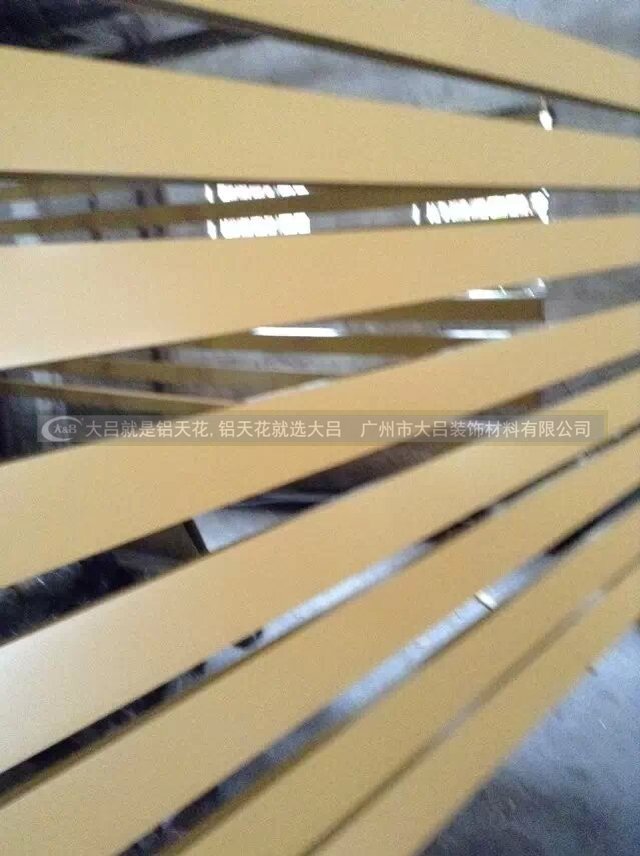 供应价廉质优喷涂木纹覆膜U形铝方通铝扣板天花吊顶材料